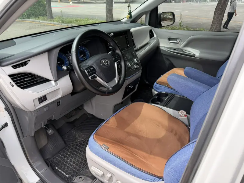 Toyota Sienna — фото 10