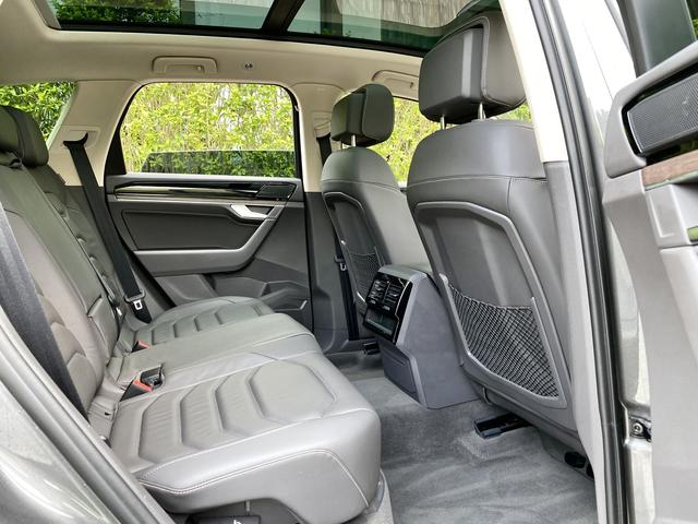 Volkswagen Touareg 2022 Темно-серый из Китая, фото 4