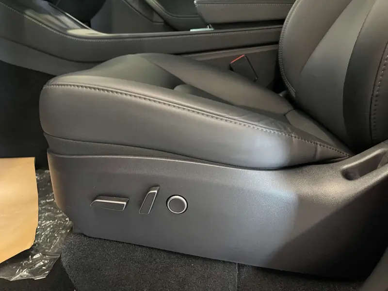 Tesla Model Y — фото 16