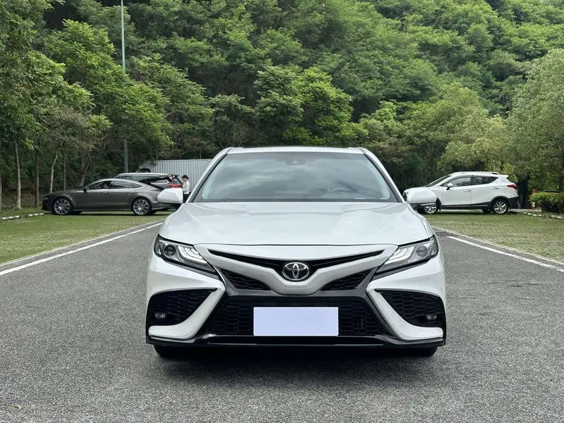 Toyota Camry — фото 2