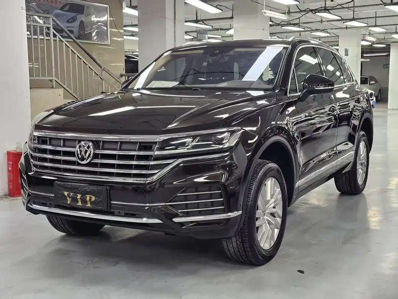 Volkswagen Touareg — фото 1