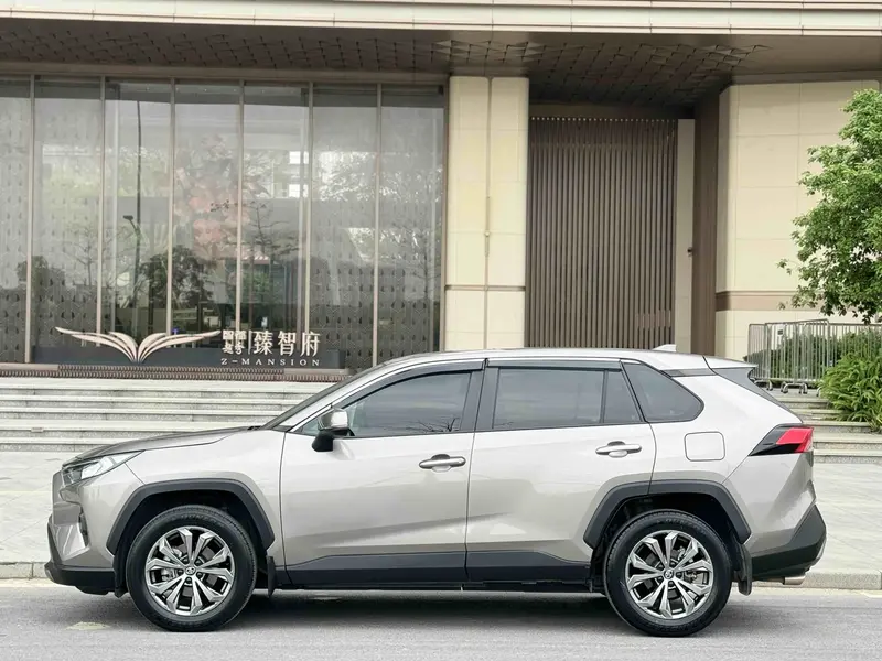 Toyota RAV4 — фото 4