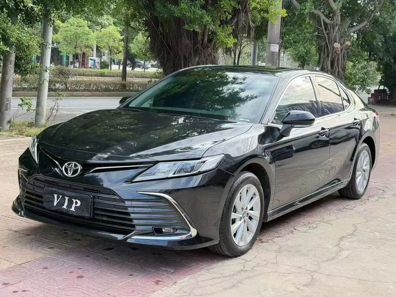 Toyota Camry — фото 1