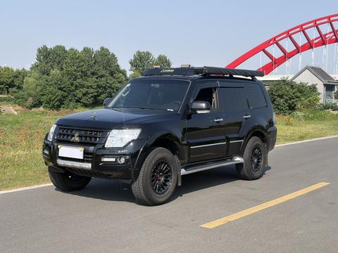 Mitsubishi Pajero (Import)