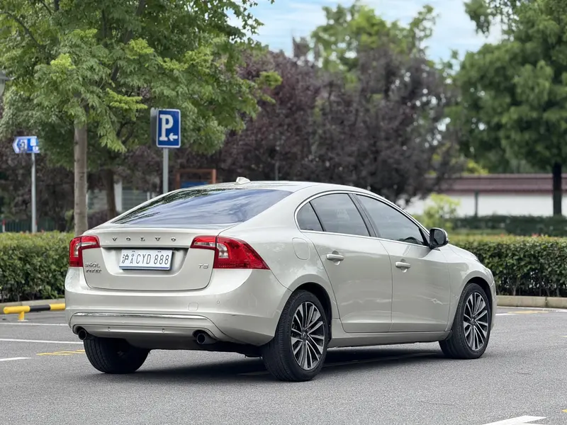Volvo S60 — фото 7