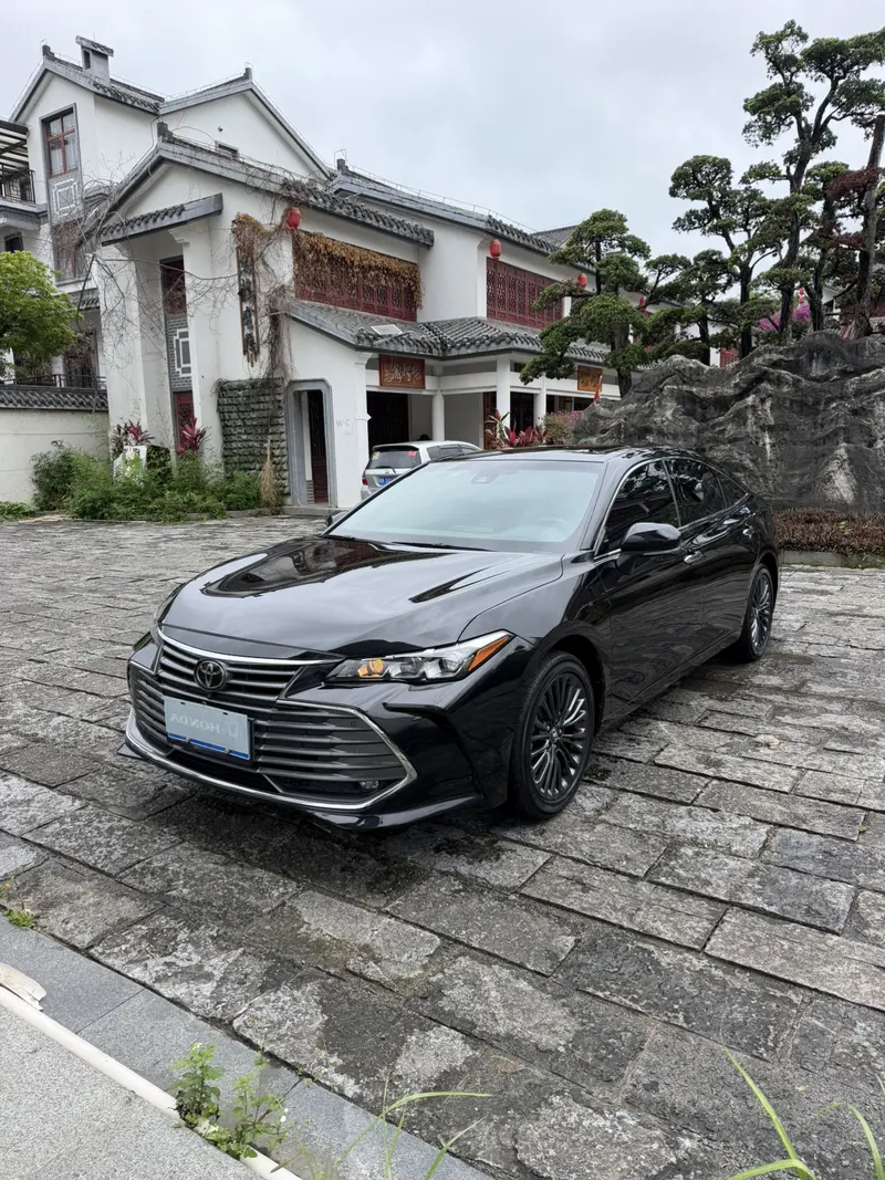 Toyota Avalon — фото 1