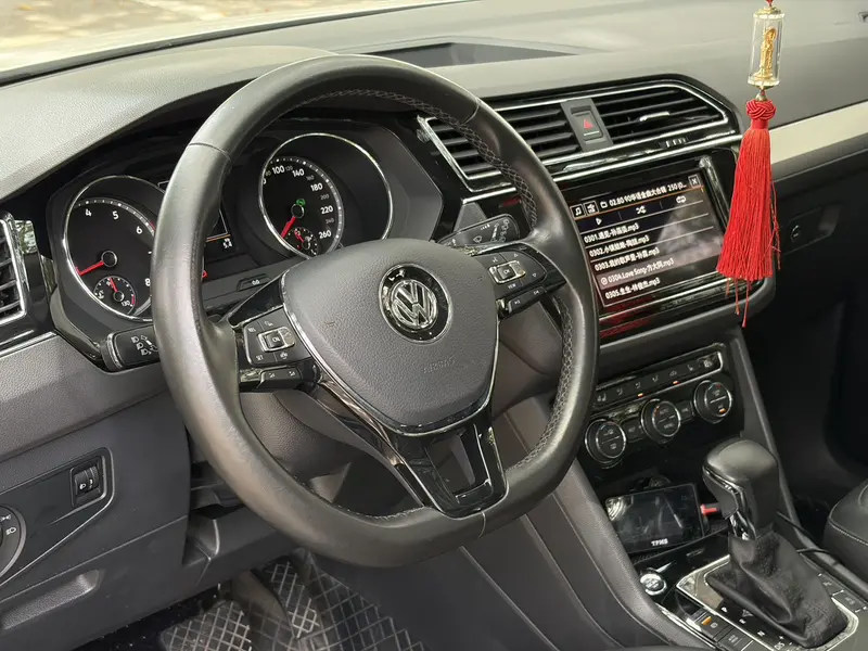 Volkswagen Tiguan L — фото 10