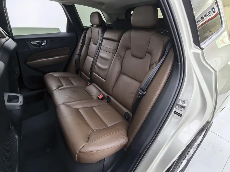 Volvo XC60 — фото 16