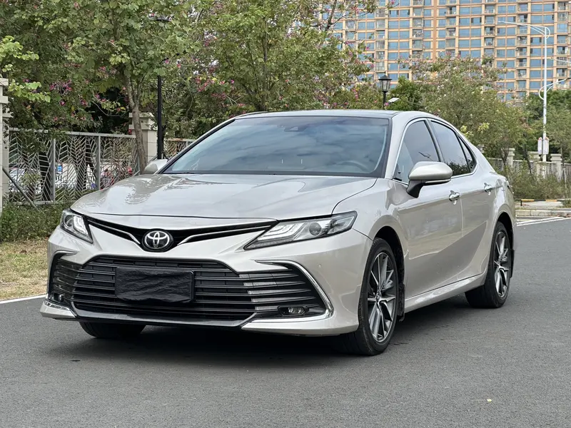 Toyota Camry — фото 1