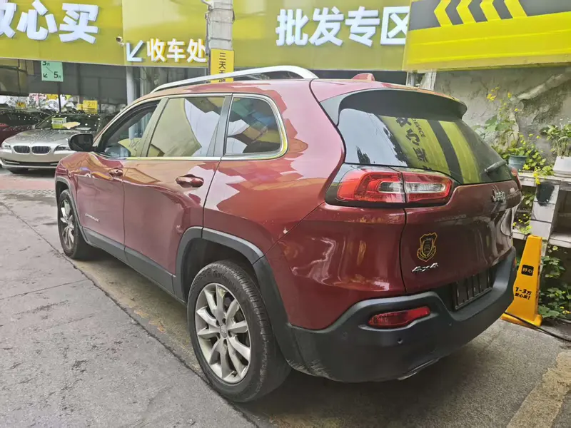Jeep Cherokee — фото 4