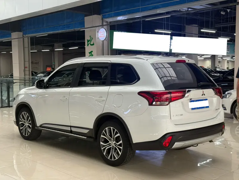 Mitsubishi Outlander — фото 5