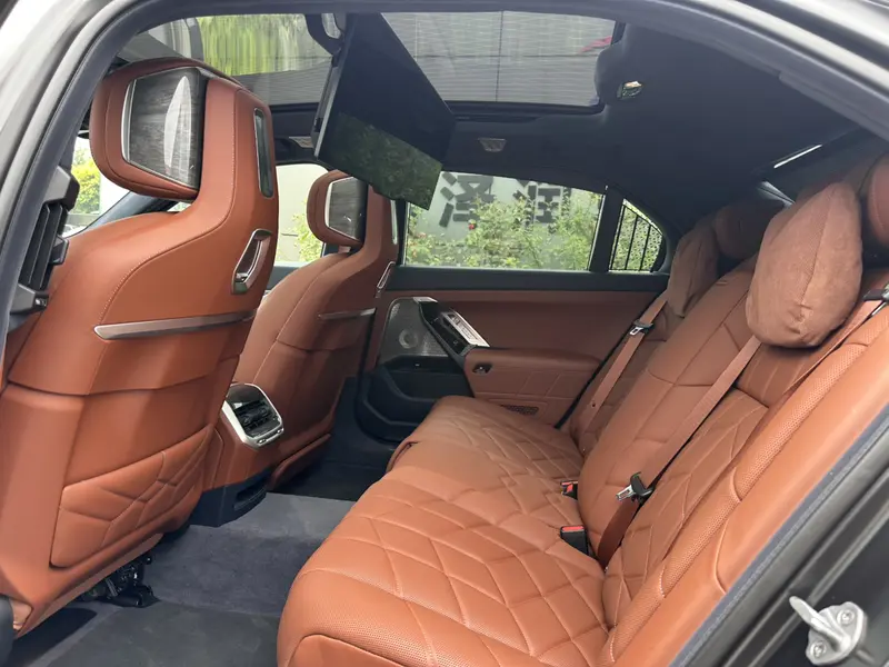 BMW i7 — фото 10