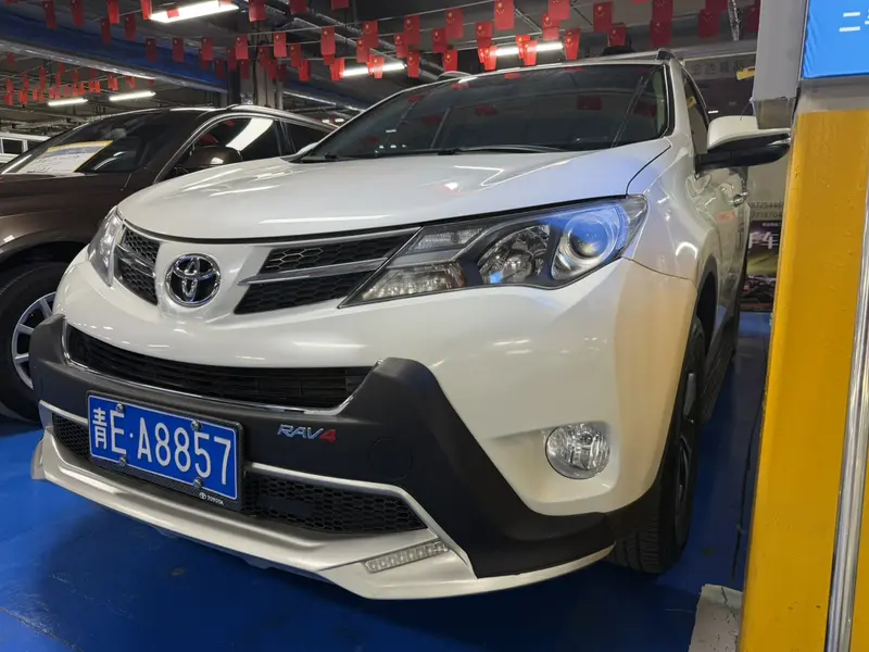 Toyota RAV4 — фото 1