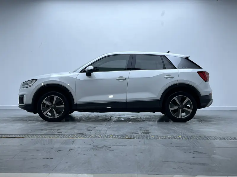 Audi Q2L e-tron — фото 4