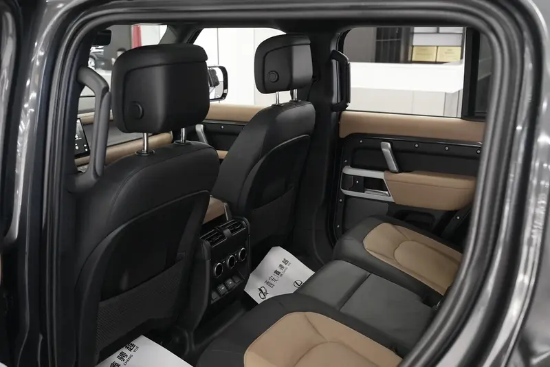 Land Rover Defender — фото 12