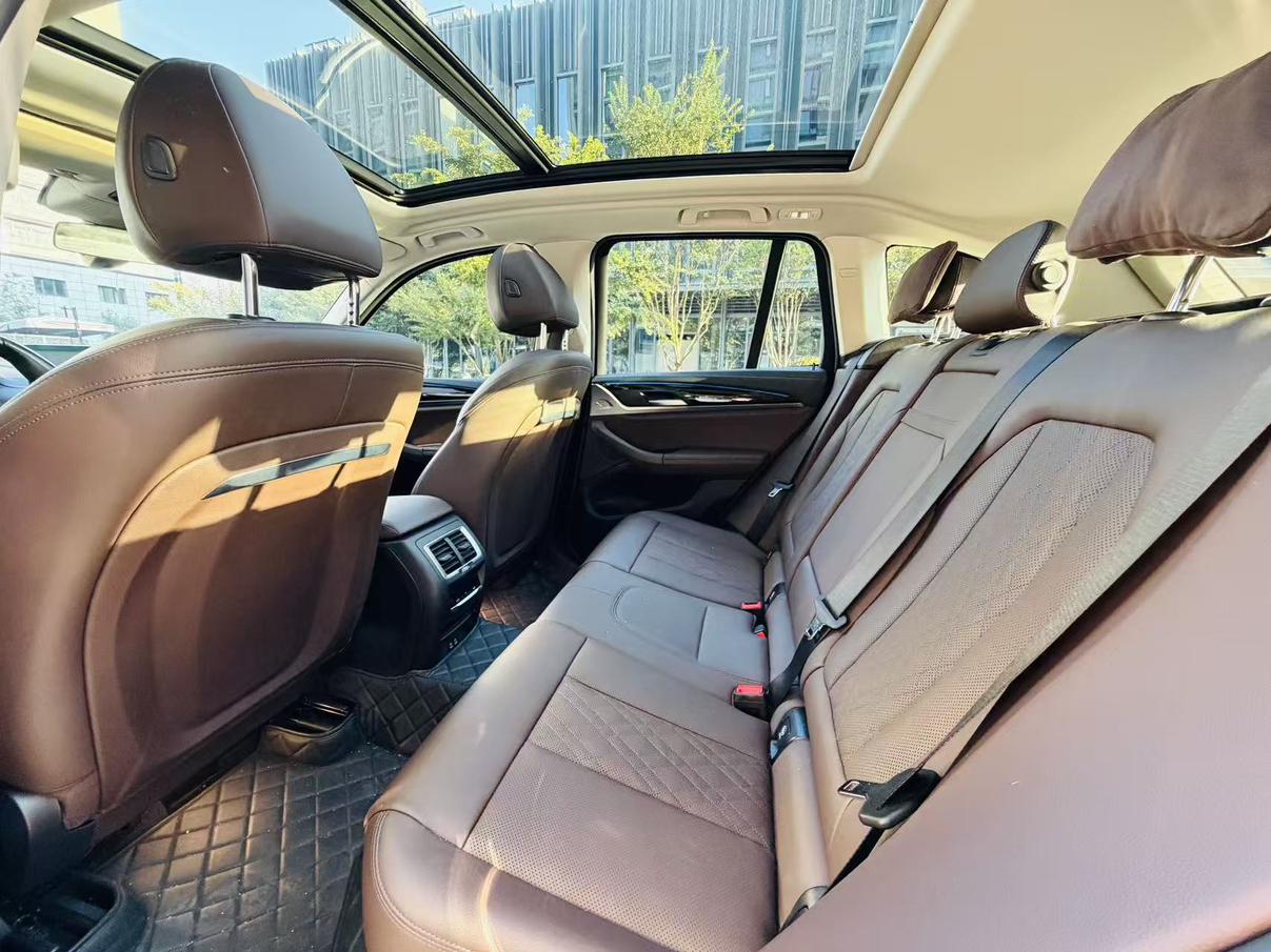 BMW iX3: фотография 7 из 17