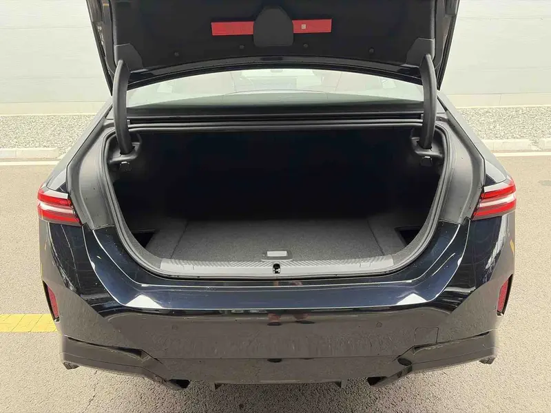 BMW i5 eDrive35L люкс-пакет — фото 11