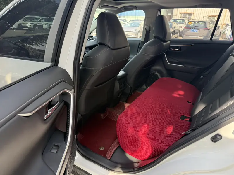 Toyota RAV4 — фото 12