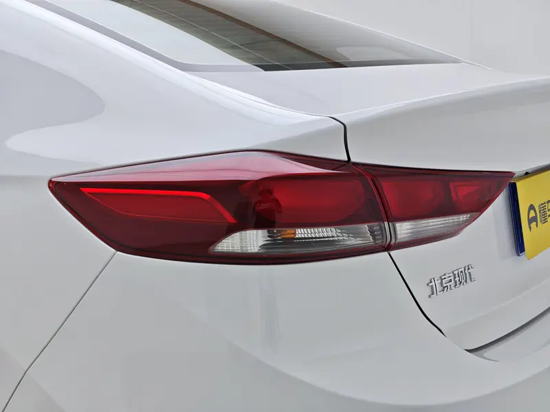 Hyundai Elantra — фото 10