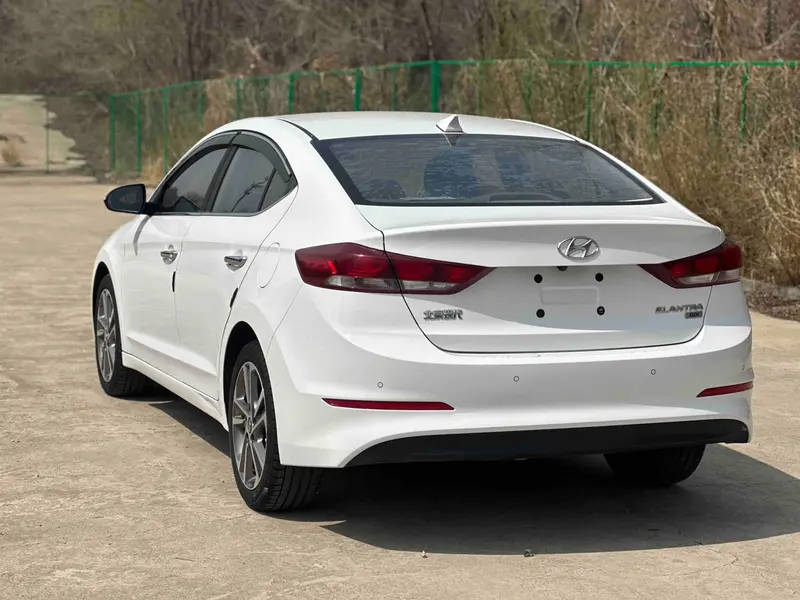 Hyundai Elantra — фото 4