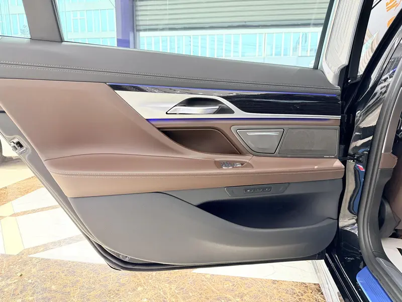 BMW 7 Series — фото 13
