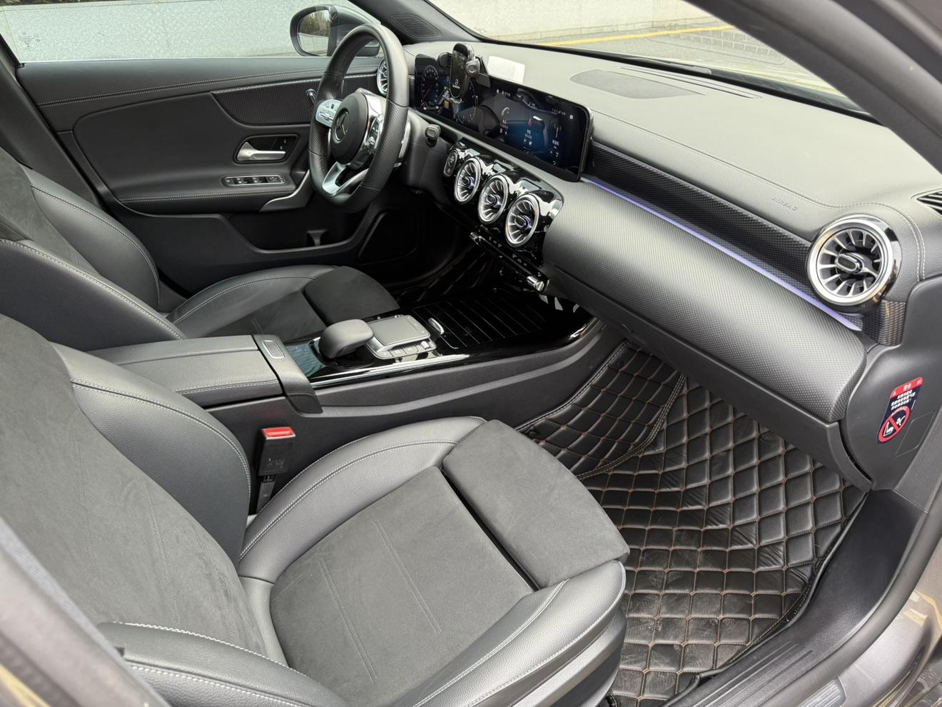Mercedes-Benz A-Class: фотография 12 из 14