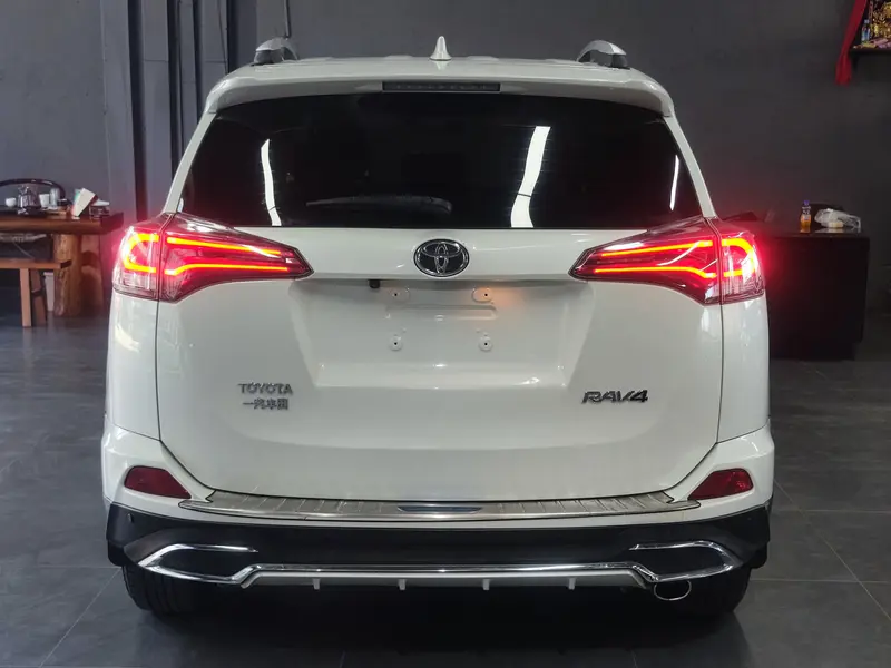 Toyota RAV4 — фото 6