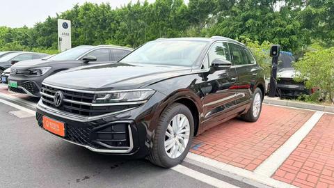 Volkswagen Touareg - фото 1