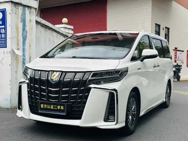 Toyota Alphard — фото 1