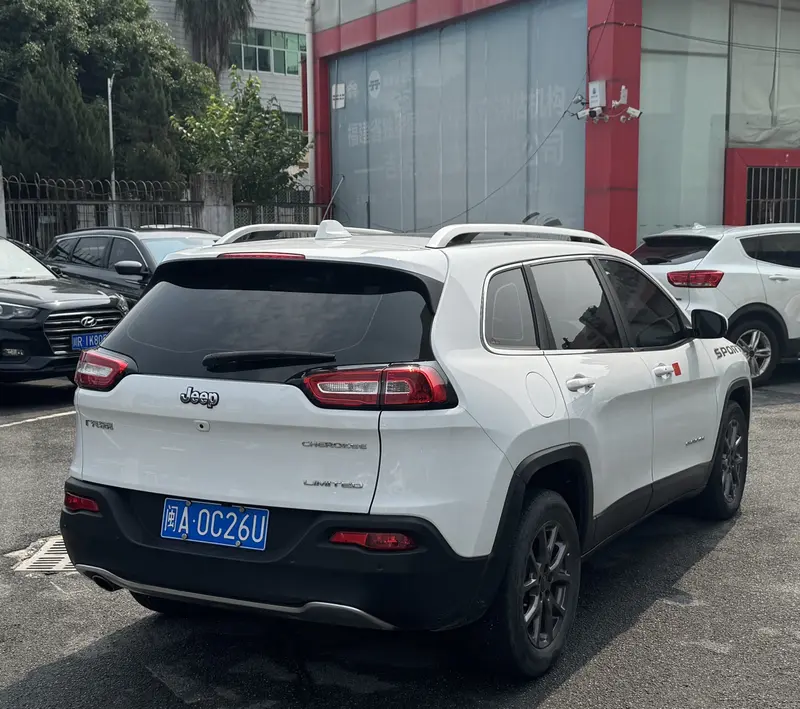 Jeep Cherokee — фото 5