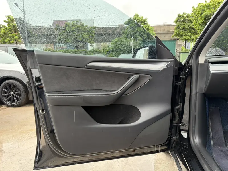 Tesla Model Y — фото 12