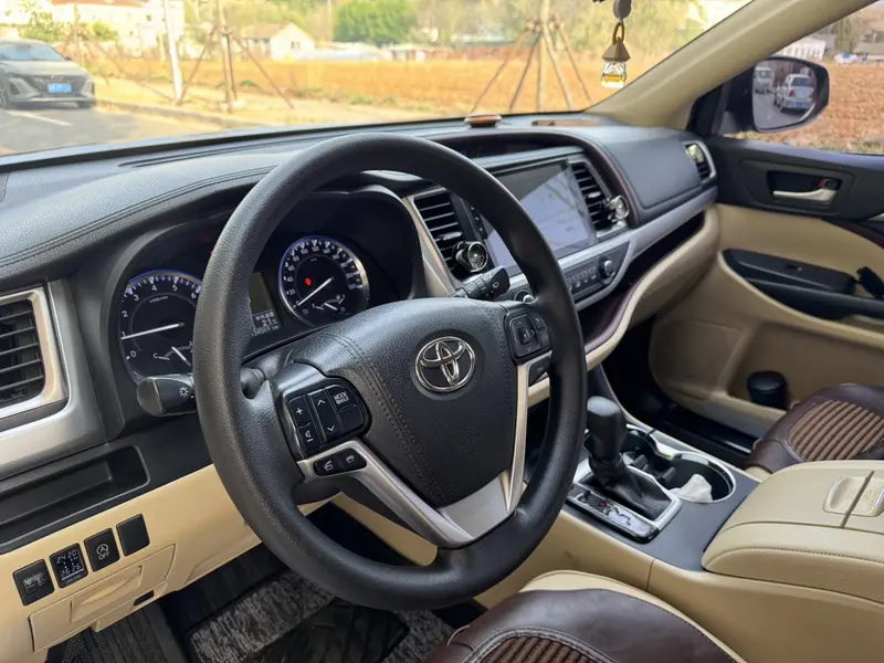 Toyota Highlander — фото 7
