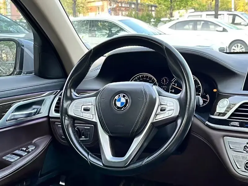 BMW 7 Series 730Li продвинутая — фото 6