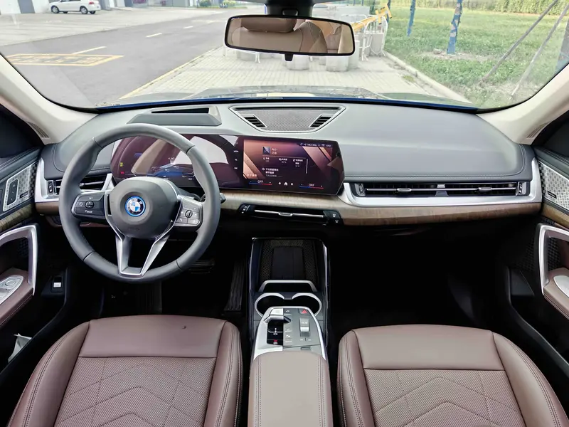BMW iX1 xDrive30L X — фото 7