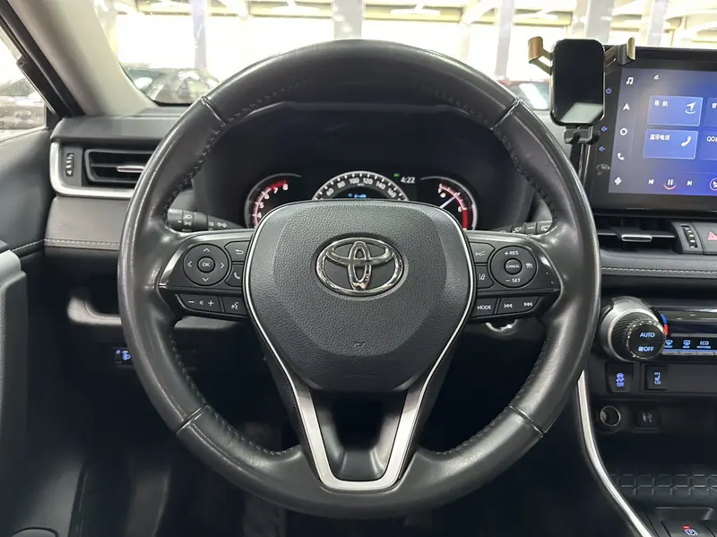 Toyota RAV4 — фото 9