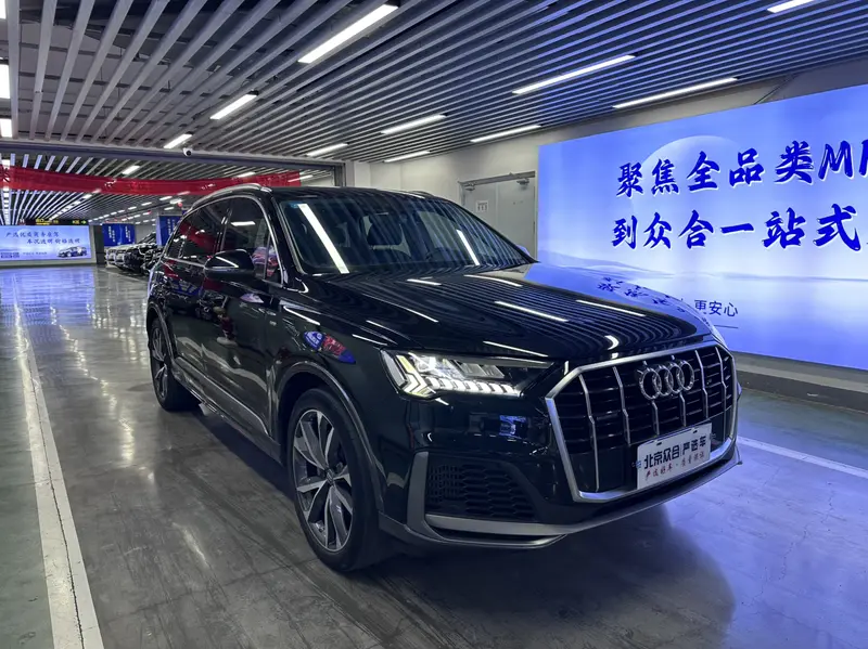 Audi Q7 55 TFSI quattro S line спорт — фото 3