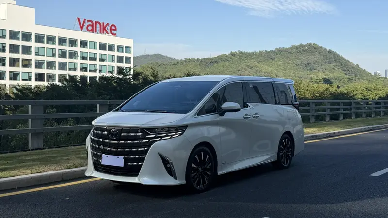 Toyota Alphard — фото 1