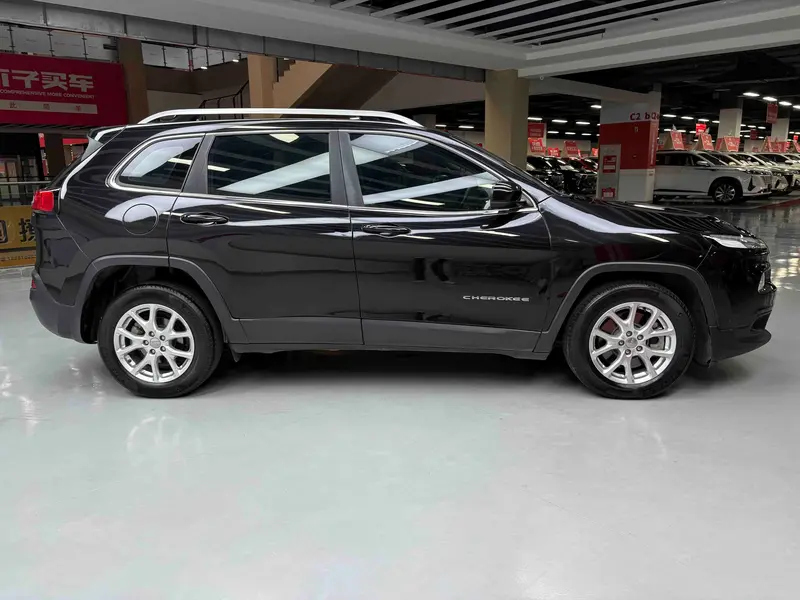 Jeep Cherokee — фото 8