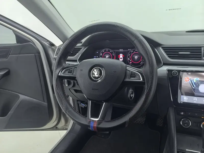Skoda Superb — фото 10