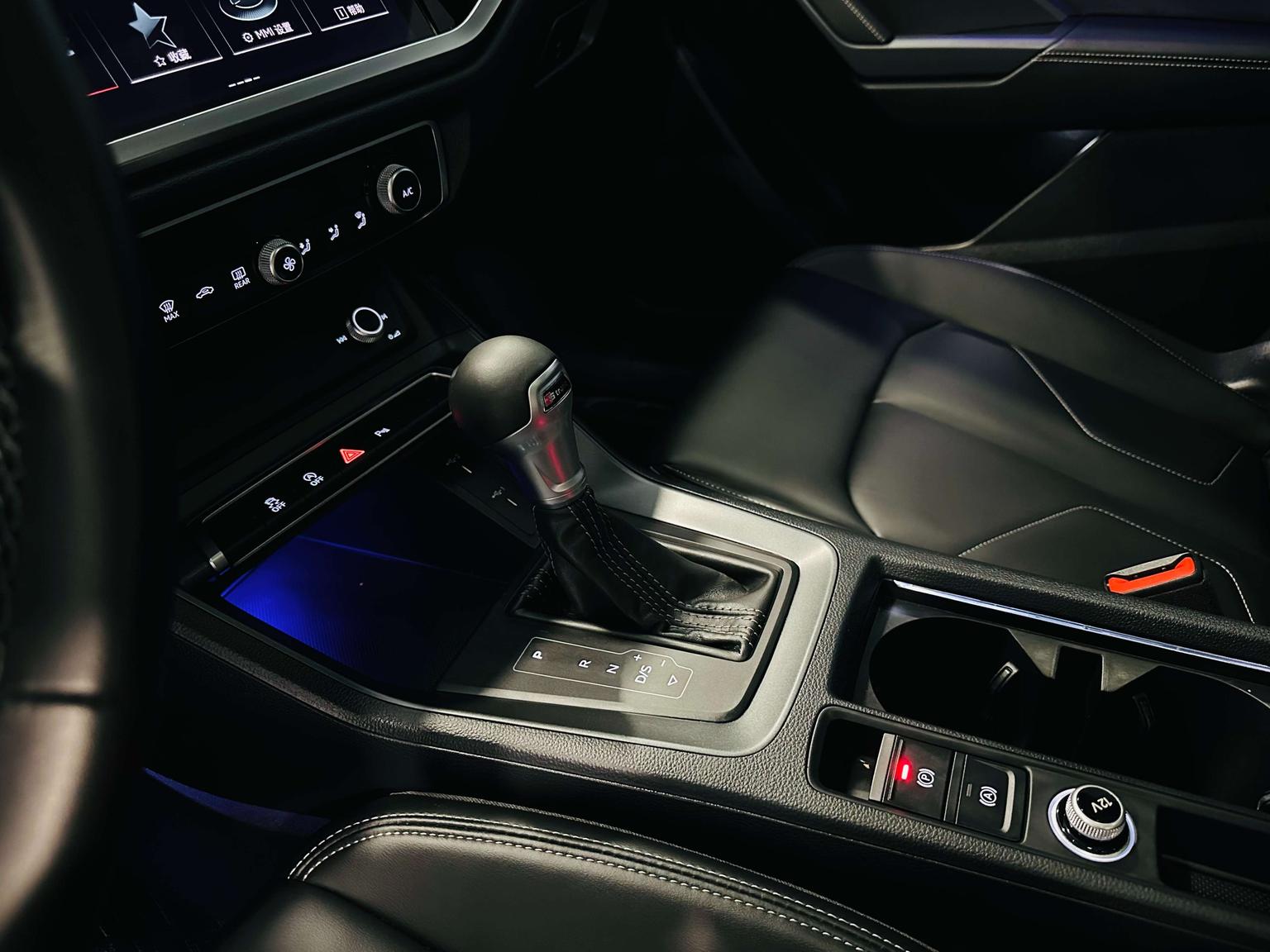 Audi Q3: фотография 11 из 16