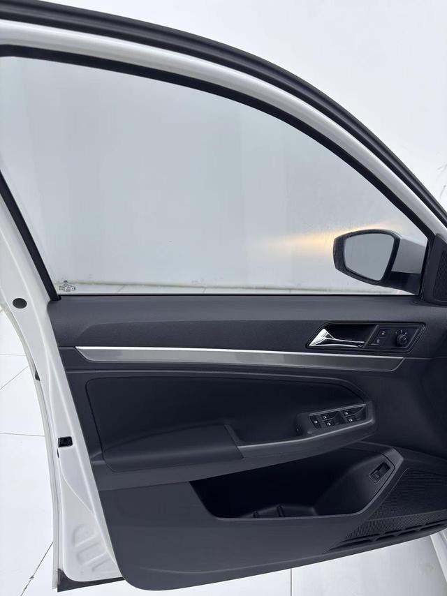 Volkswagen Lavida 2023 Белый из Китая, фото 3