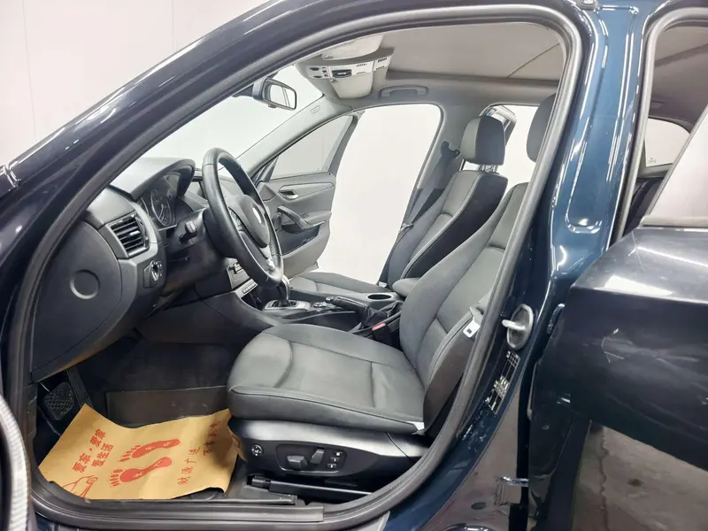 BMW X1 sDrive18i — фото 11