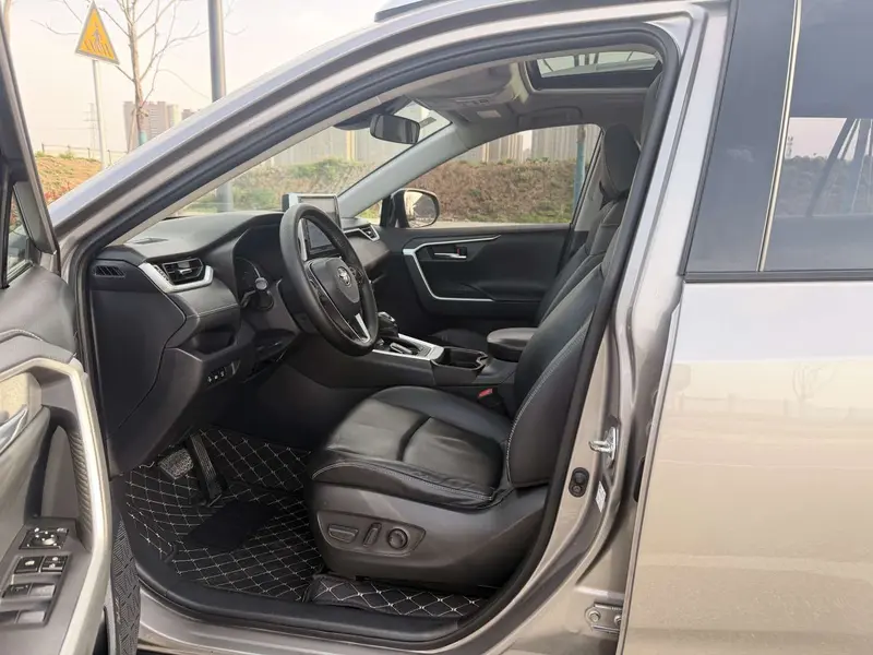 Toyota RAV4 — фото 13