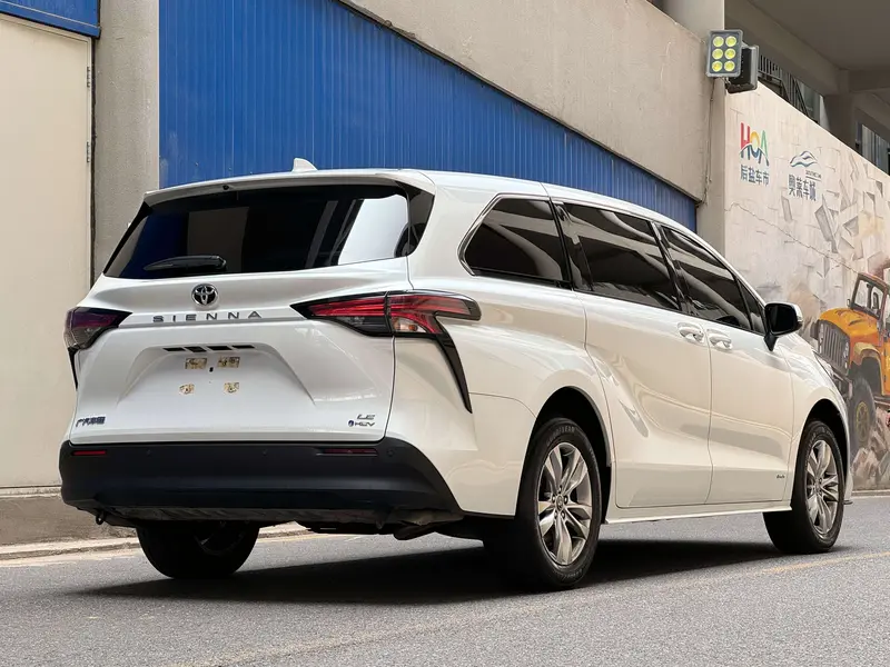 Toyota Sienna — фото 5