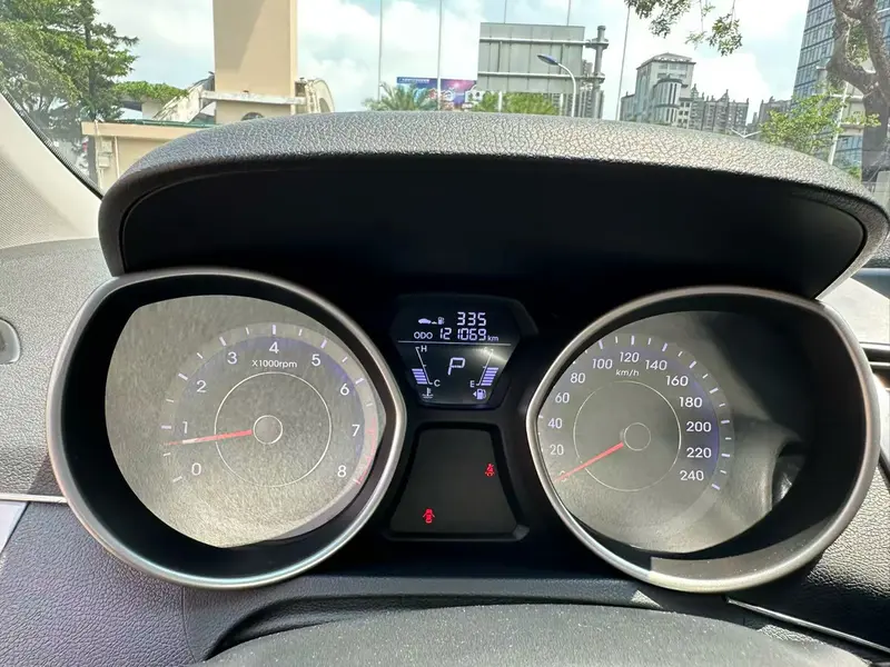 Hyundai Elantra — фото 10
