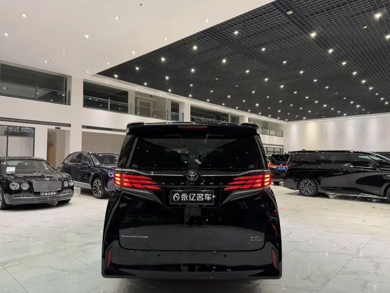Toyota Alphard — фото 6