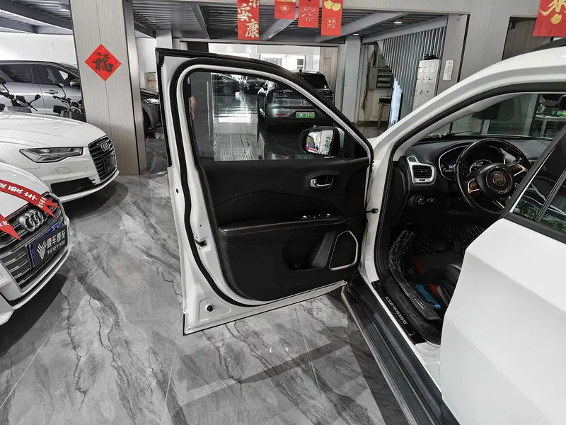Jeep Compass — фото 15