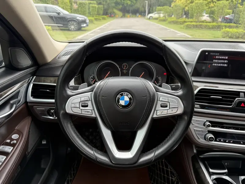 BMW 7 Series 740Li продвинутая — фото 11