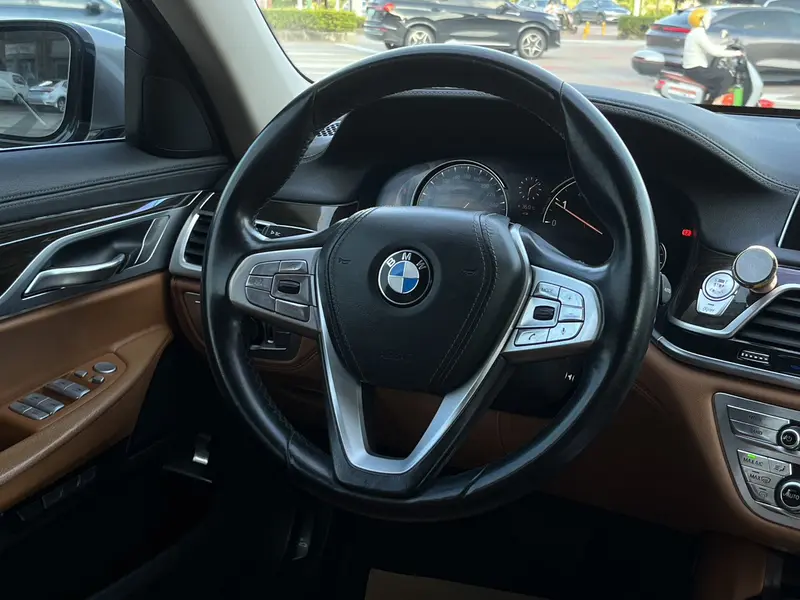 BMW 7 Series 730Li продвинутая — фото 10