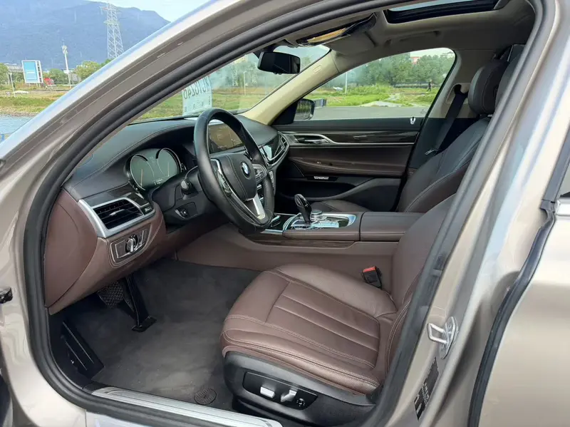 BMW 7 Series 730Li продвинутая — фото 8
